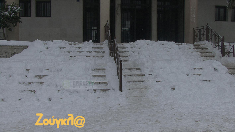 Ιωάννινα: Θέλει τόλμη το… σουλάτσο στο χιόνι!
