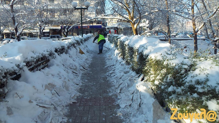 Πήραν… φωτιά τα φτυάρια για να φύγουν τα χιόνια από τα Τρίκαλα