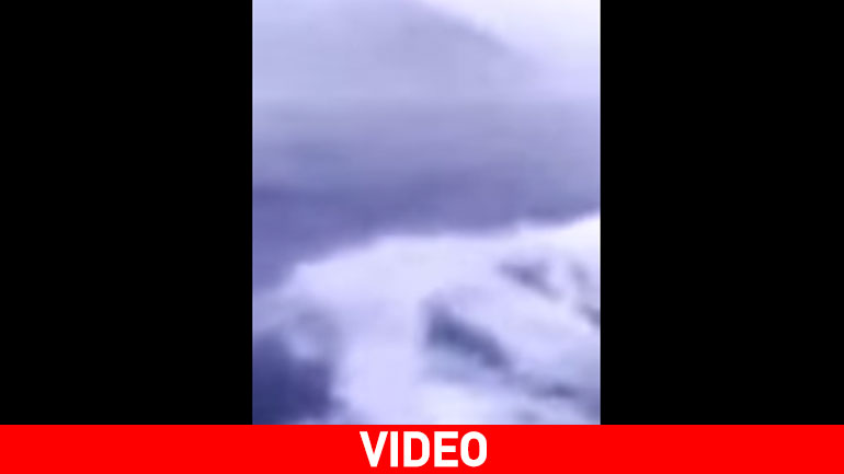 Σποράδες: Tο πλοίο «ΠΡΩΤΕΥΣ» παλεύει με τα κύματα