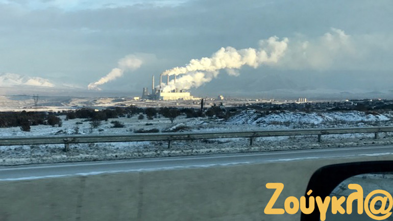 Λευκές οι τσιμινιέρες της ΔΕΗ στη χιονισμένη Πτολεμαΐδα…