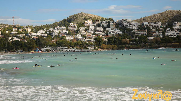 Πλημμύρισε surfers η παραλία της Βουλιαγμένης
