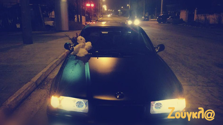 Ένας χιονάνθρωπος στο καπό αυτοκινήτου!