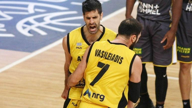 ΑΕΚ: Στα… πιτς οι Βασιλειάδης και Σάκοτα