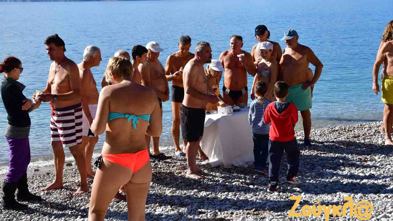 Οι χειμερινοί κολυμβητές του Ναυπλίου έκοψαν την βασιλόπιτα στην παραλία