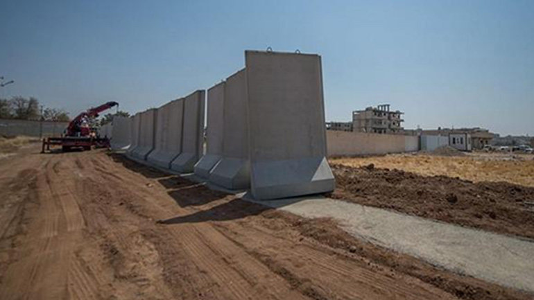 Ξεπερνά τα 330 χιλιόμετρα το «προστατευτικό» τείχος στα τουρκικά σύνορα