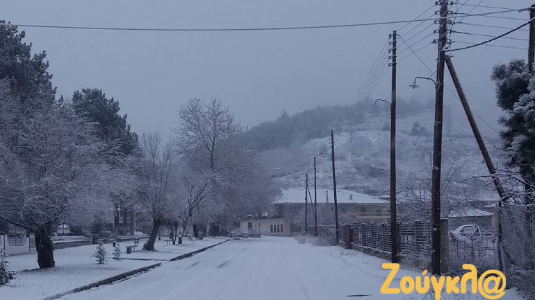 Χιονίζει από τα ξημερώματα στο Κωσταράζι