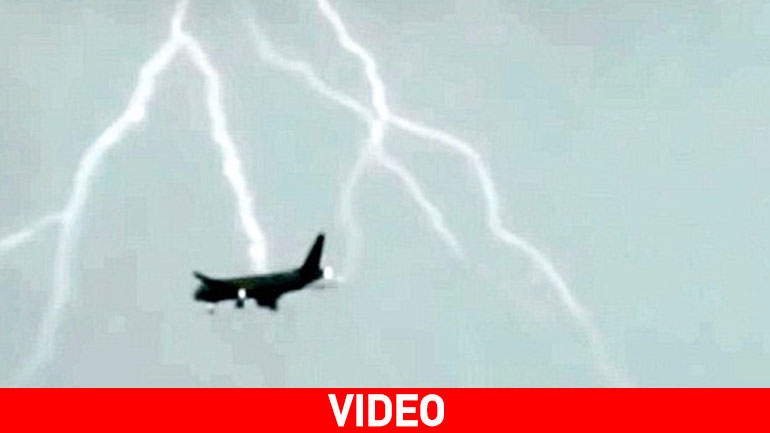 Κεραυνός χτυπά αεροσκάφος εν μέσω πτήσης