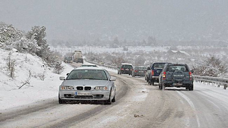 Διακοπή κυκλοφορίας σε πολλούς δρόμους της επικράτειας λόγω χιονιού