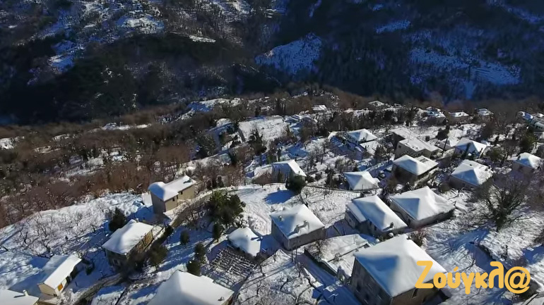 Μοναδικό τοπίο από τον χιονισμένο Βόλο και το Πήλιο