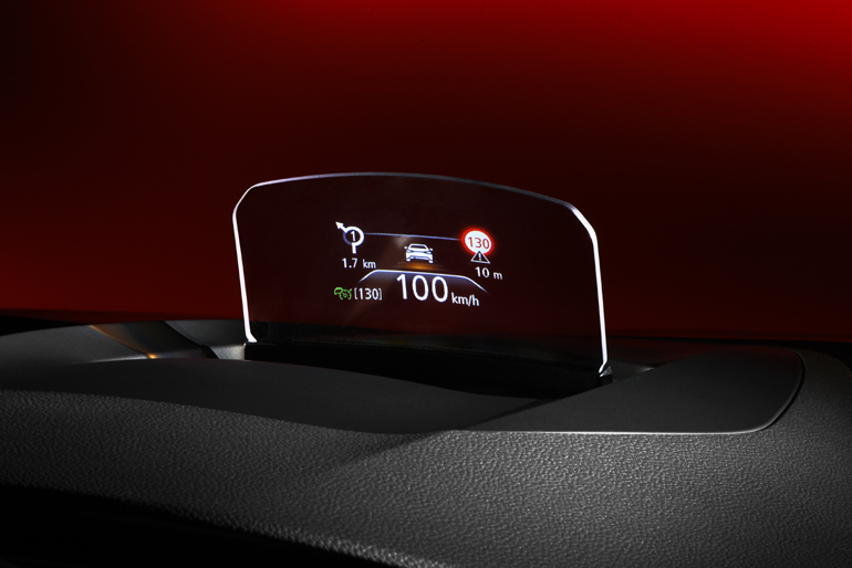 Έγχρωμο head up display. Με αυτό τον τρόπο τα μάτια του οδηγού δεν αποσπώνται καν από τον πίνακα οργάνων...