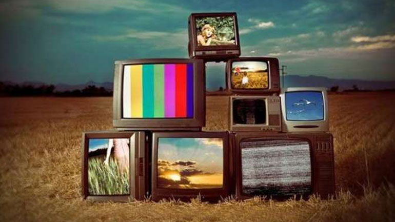 Τι λέει η κυβέρνηση για τις τηλεοπτικές άδειες