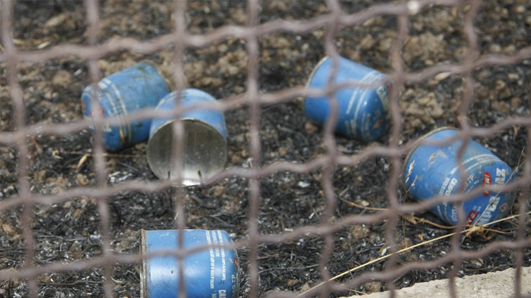 Πέταξαν γκαζάκια σε τράπεζα στα Πετράλωνα