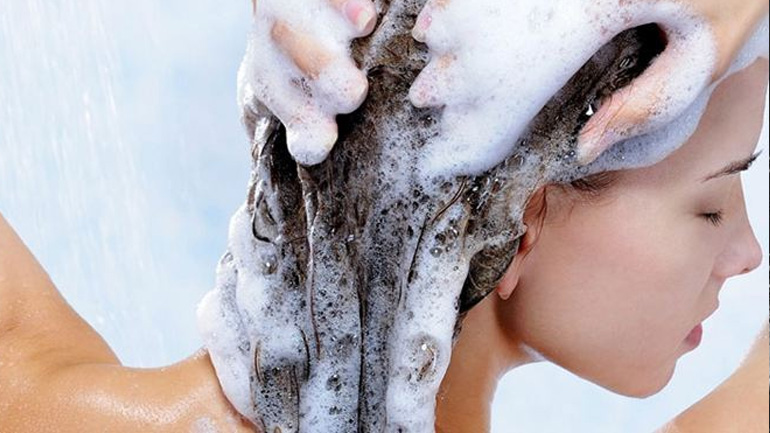 Τα λάθη στο λούσιμο που καταστρέφουν τα μαλλιά μας