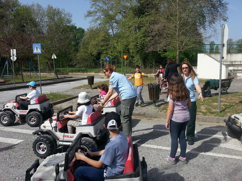 Πότε επιτέλους σε αυτή τη χώρα θα καταλάβουμε πως όσο και να αυξηθούν ή μειωθούν τα πρόστιμα η... βλακεία δεν θα σταματήσει; Η λύση θα δοθεί μόνο αν μάθουν τα παιδιά σε μικρή ηλικία ποιοι είναι οι κανόνες όταν βρίσκονται στο δρόμο. Τόσο απλά!