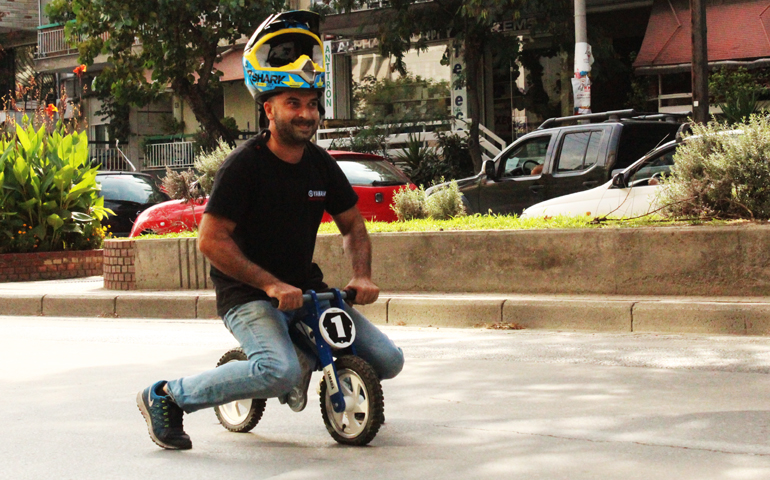Όσοι δεν φοράτε προστατευτικό κράνος μην... αγχώνεστε γιατί σε λίγο καιρό θα πληρώνετε λιγότερα, στην περίπτωση που σας τσακώσει η τροχαία! 