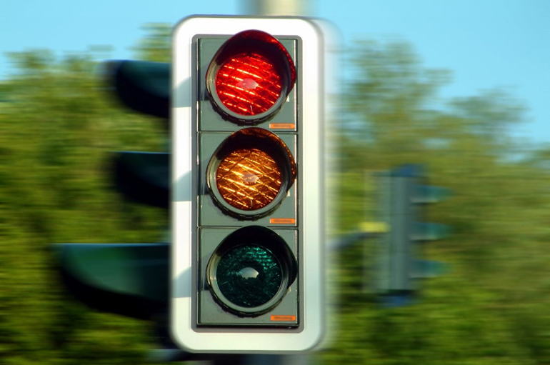 Το ζητούμενο δεν είναι να αλλάξεις το ποσό σε μία παράβαση ερυθρού σηματοδότη αλλά τον τρόπο σκέψης αυτού που κάνει την παράβαση...