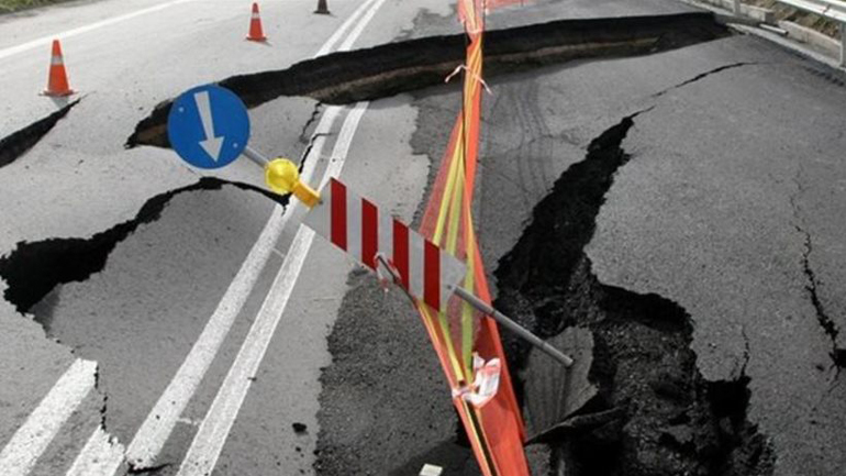 Καθίζηση στην Ε.Ο. Αθηνών-Κορίνθου – εννιά οχήματα έπεσαν στην «τρύπα»