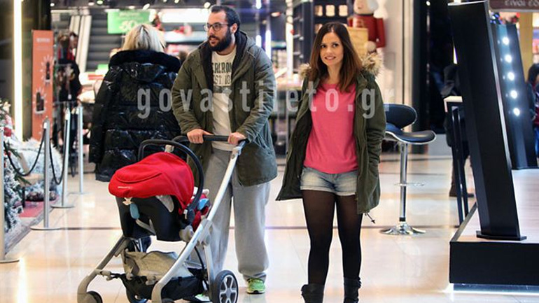 Βασίλης Λιάτσος-Ελένη Καρποντίνη: Βόλτα με τον 5 μηνών γιο τους!