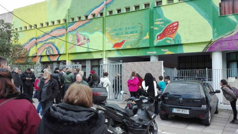 Κοινή ανακοίνωση σωματείων εργαζομένων του Πειραιά ενάντια στην επίθεση χρυσαυγιτών σε σχολείο