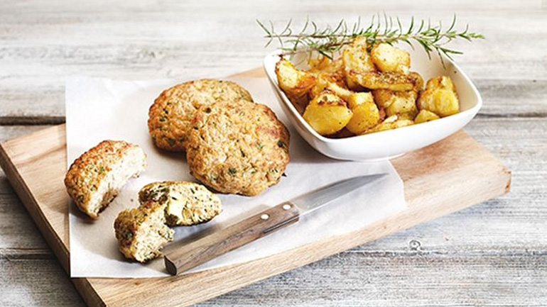 Κοτομπιφτέκια γεμιστά με πατάτες φούρνου σαν τηγανητές από την Αργυρώ