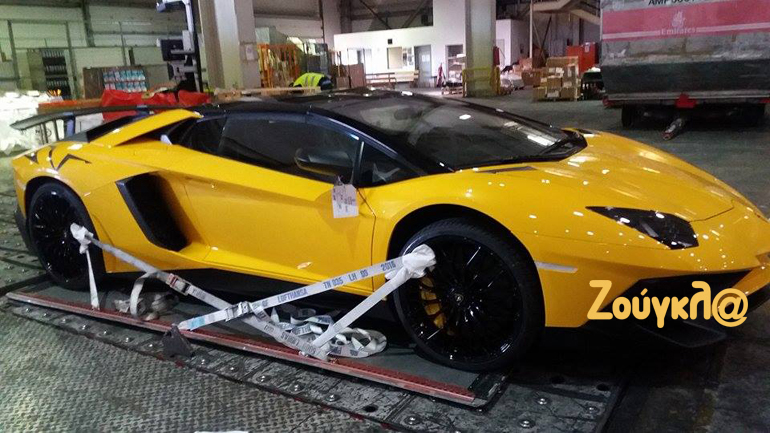 Δεμένη για τα... καλά λίγι πριν πετάξει για το εξωτερικό!