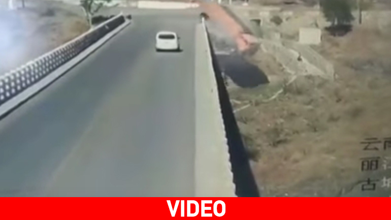 Φορτηγό κάνει βουτιά από γέφυρα!