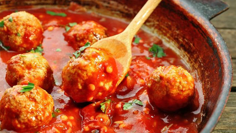 Κεφτεδάκια με σπαγγέτι και σάλτσα ντομάτας