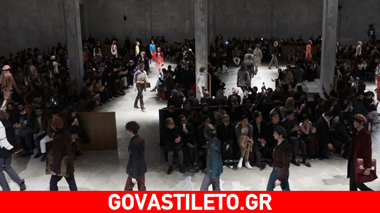 Prada: Εντυπωσιακό runway με πολύχρωμους καναπέδες και κρεβάτια