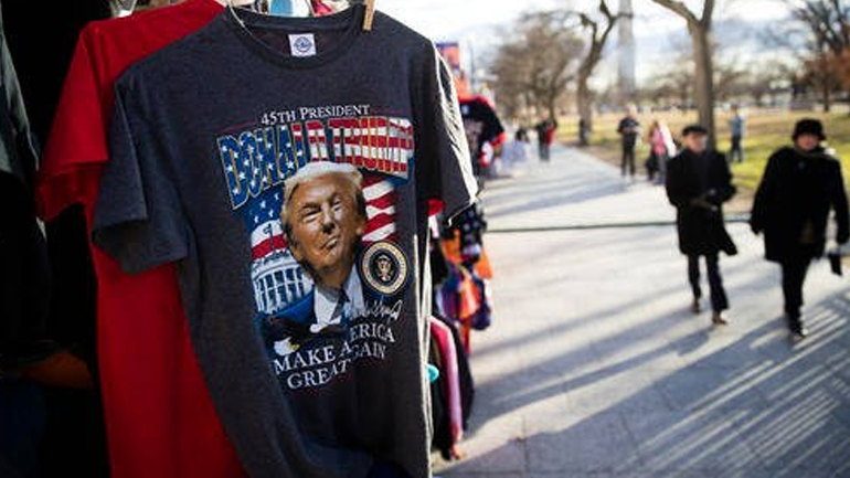 Έτοιμος για τις πρώτες υπογραφές ως πρόεδρος ο Τραμπ Έτοιμος για τις πρώτες υπογραφές ως πρόεδρος ο Τραμπ