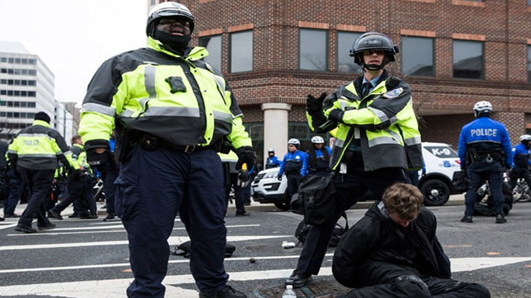 Βίαια επεισόδια στην Ουάσινγκτον για την ορκωμοσία Τραμπ