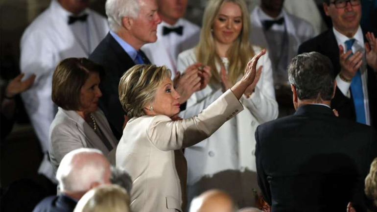 Ο Τραμπ τίμησε την Χίλαρι Κλίντον ενώπιον των μελών του Κογκρέσου