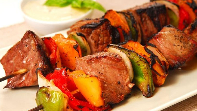 Σουβλάκι με αρνί και λαχανικά