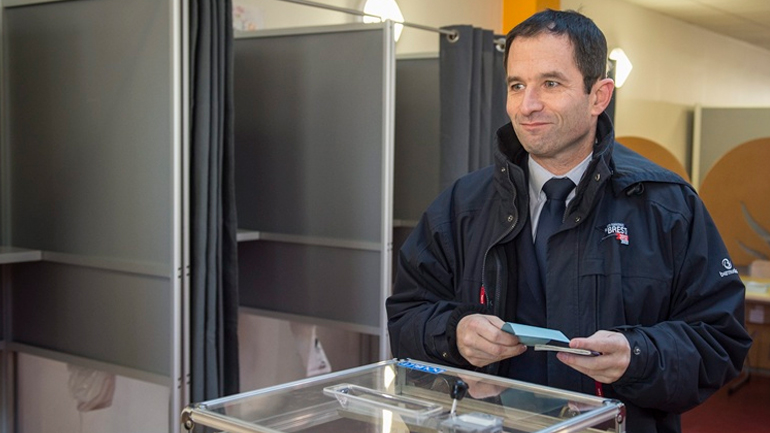 Γαλλία: Ο Μπενουά Αμόν εξασφαλίζει το 35,2% των ψήφων στις προκριματικές εκλογές των Σοσιαλιστών