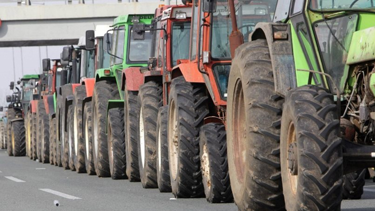 Με αναμμένες μηχανές τα τρακτέρ σε Αχαΐα, Ηλεία και Αιτωλοακαρνανία