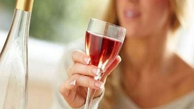 Το πολύ αλκοόλ μειώνει τη γονιμότητα των γυναικών