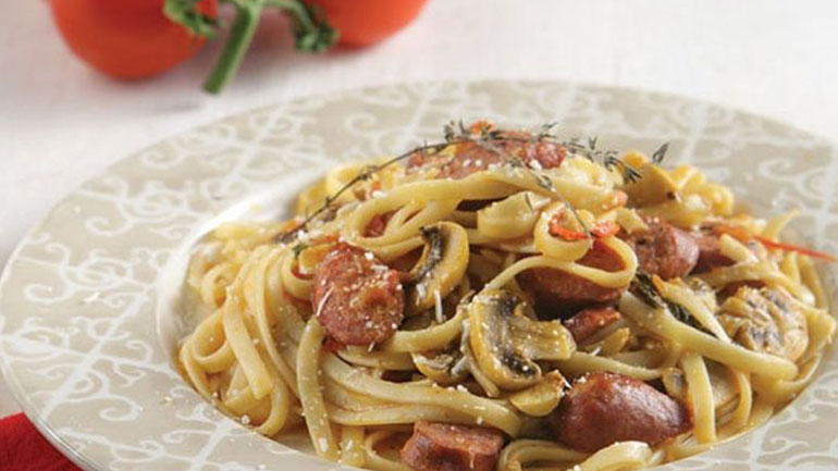 Φανταστική μακαρονάδα με χωριάτικα λουκάνικα