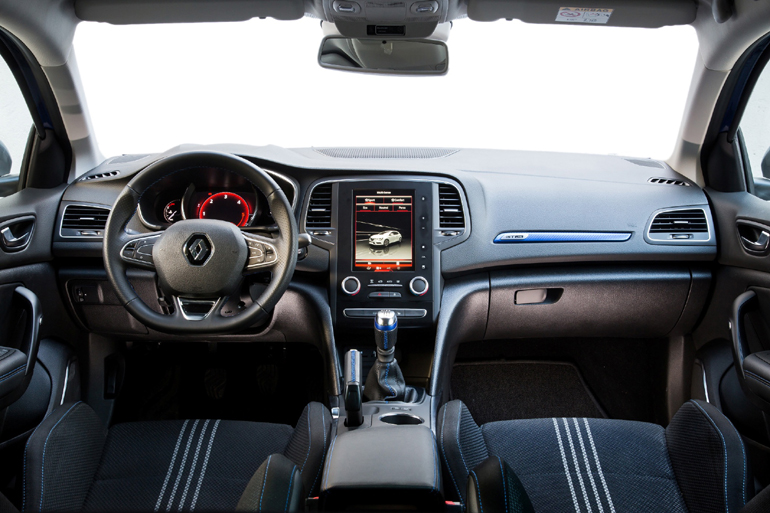 Η μεγάλη οθόνη στην κεντρική κονσόλα ξεχωρίζει στην καμπίνα των επιβατών (δεν είναι διαθέσιμη σε όλες τις εκδόσεις)