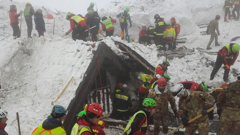 Ιταλία: Οι διασώστες απεγκλώβισαν εννέα ανθρώπους από το ξενοδοχείο Rigopiano