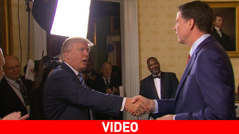 Η αγκαλιά του Τραμπ με τον διευθυντή του FBI