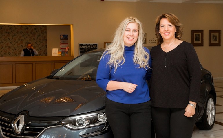 Η Μαρία Παπαδάκη (αριστερά) διευθυντήρια Marketing της Teoren Motors με την Πηνελόπη Μπετενίτη, αντιπρόσωπος των αυτοκινήτων Renault & Dacia στο νομό Αργολίδας