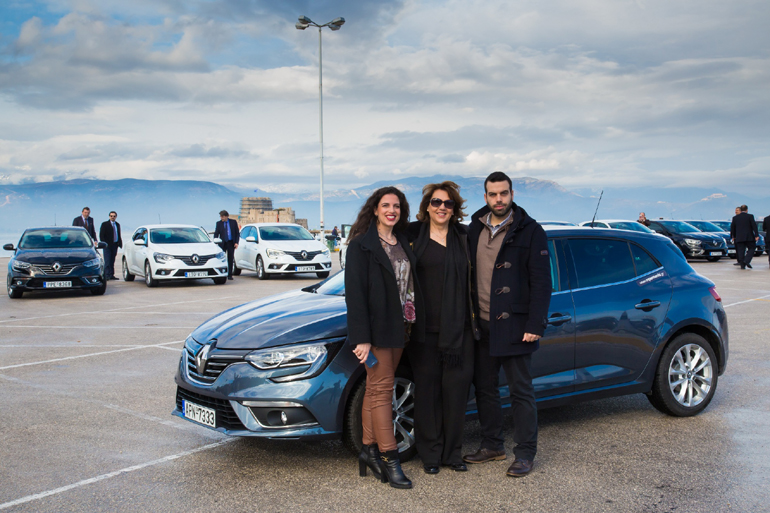 Η οικογένεια Μπετενίτη (Μαρία Μπετενίτη - υπεύθυνη After Sales, Πηνελόπη Μπετενίτη - Πρόεδρος της εταιρείας, Φίλιππος Μπετενίτης - υπεύθυνος πωλήσεων),  με φόντο το Μπούρτζι