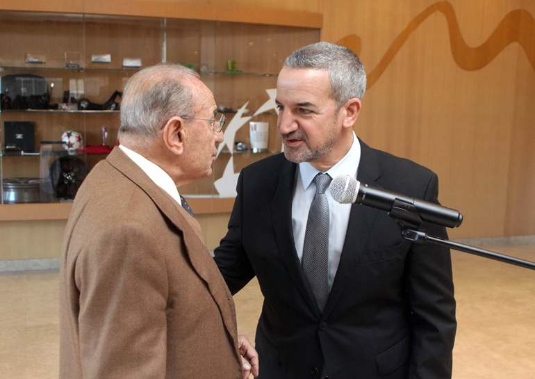 Ένα όνομα, δύο κορυφαίοι της... πιάτσας. Βασίλης και Τάκης Θεοχαράκης. Θείος και ανιψιός αν προτιμάτε σε μία μοναδική εικόνα που θέλουμε να βλέπουμε!