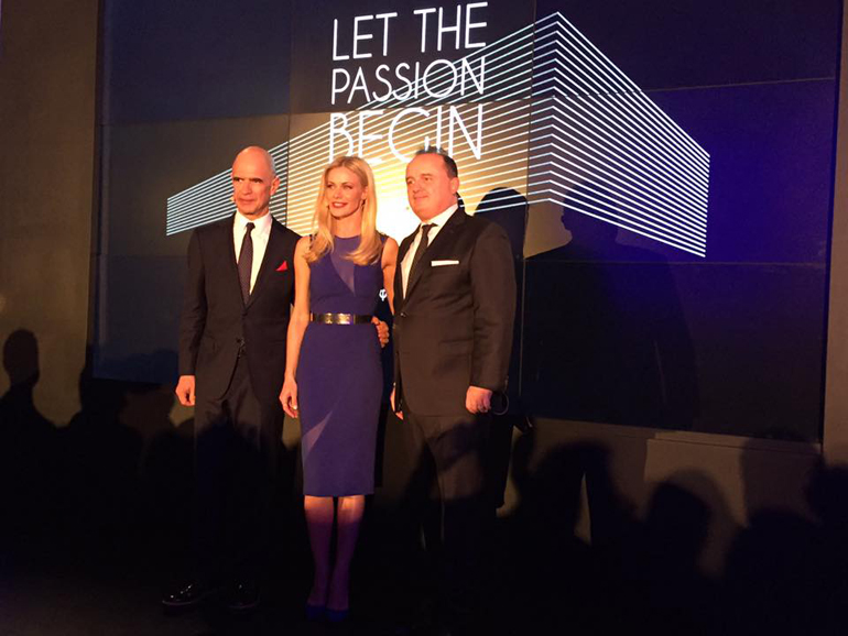 Από αριστερά: Σταύρος Τάκη (πρόεδρος ομίλου Σφακιανάκη), Ζέτα Μακρυπούλια (παρουσιάστρια) και Karim Christian Haririan (πρόεδρος BMW Group)