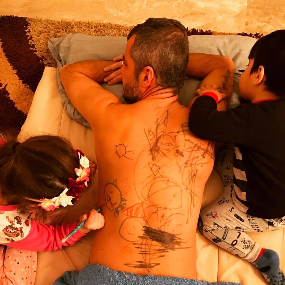 Η ζωή είναι μικρή και ευχάριστη ή καλύτερα 'η ζωή είναι μικρή για να είναι θλιβερή μωρό μου'. Να την χαίρεστε όσο μπορείτε!!! (στην φωτογραφία ο Γιώργος Θεοχάρης από τις Σέρρες σε ρόλο... μπλοκ ακουαρέλας!) 