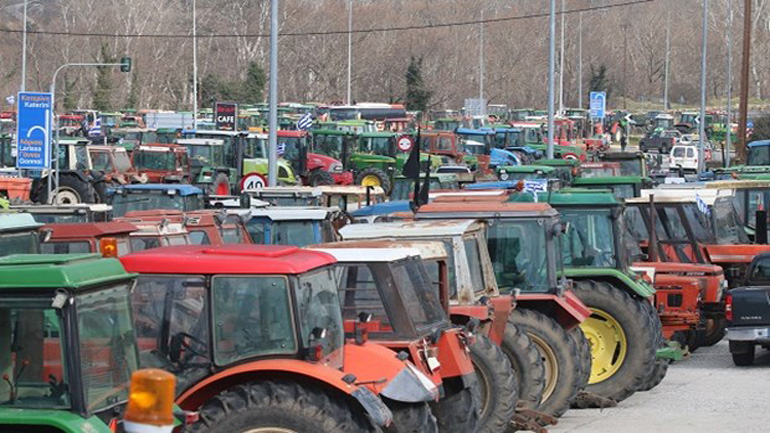 Καθημερινός δίωρος αποκλεισμός της εθνικής οδού Πατρών-Κορίνθου από αγρότες