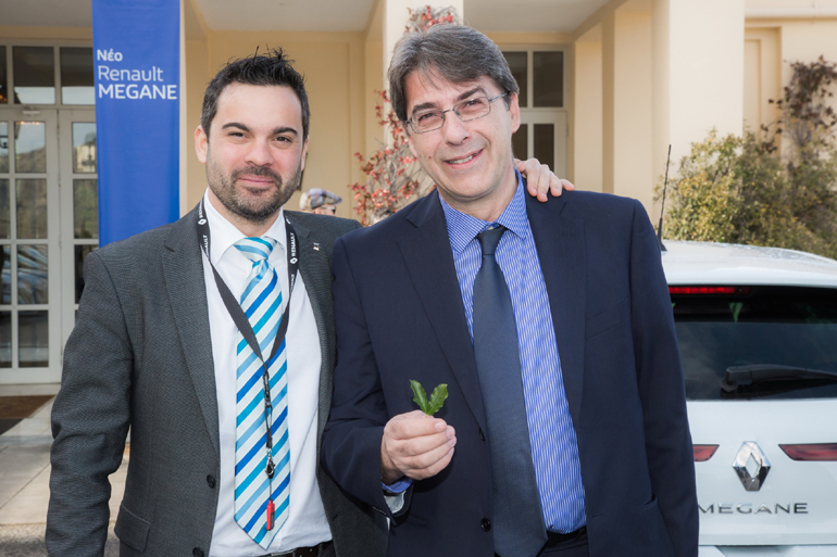 Εκτός συναγωνισμού στο διαγωνισμό οικονομίας ο Μιχάλης Τουρλίδας (φωτό δεξιά), υπεύθυνος εταιρικών πωλήσεων της Teoren Motors κατάφερε να πετύχει εξαιρετικά χαμηλή κατανάλωση (4,7λίτρα/100χλμ). Στην φωτογραφία και ο υπεύθυνος επικοινωνίας της εταιρείας Ιάκωβος Κρομμύδας