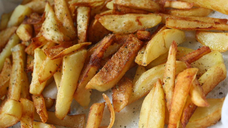 Το πολύ ψήσιμο ή τηγάνισμα μπορεί να κάνει καρκινογόνες τις πατάτες ή το τοστ