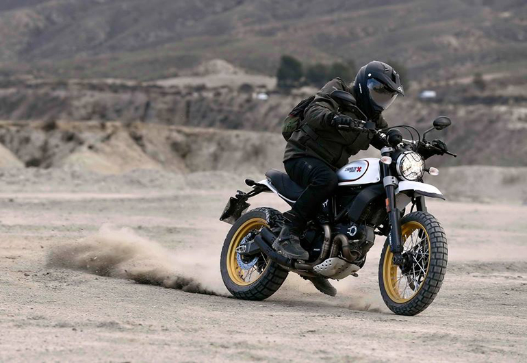 Καταπληκτική εικόνα με αναβάτη τον δημοσιογράφο μοτοσικλέτας Νίκο Βιτσιλάκη...