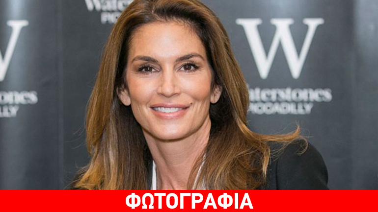 Cindy Crawford: Ποζάρει μόνο με την πετσέτα της και χωρίς ίχνος μακιγιάζ