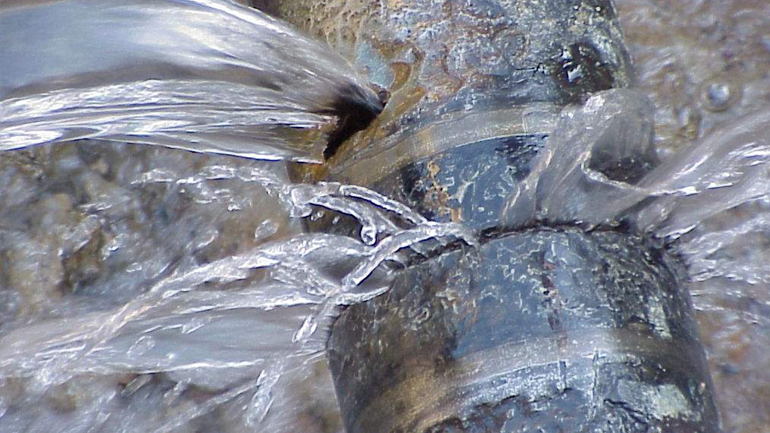 «SOS» από την ΕΥΑΘ για τα υδρόμετρα και τις σωληνώσεις